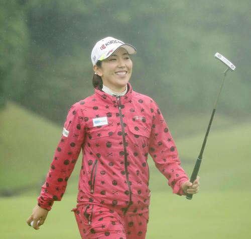 18番、6アンダー単独首位でホールアウトした笠りつ子（撮影・丹羽敏通）