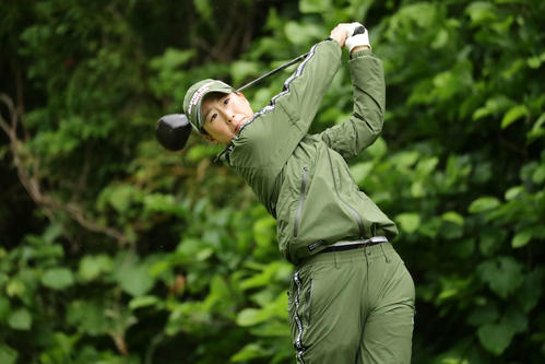 2番、ティーショットを放つ木戸愛（撮影・丹羽敏通）