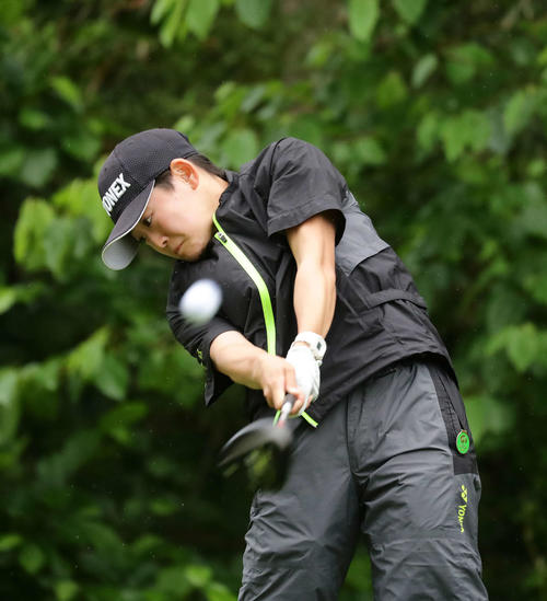 2番、ティーショットを放つアマチュアの岩井明愛（撮影・丹羽敏通）