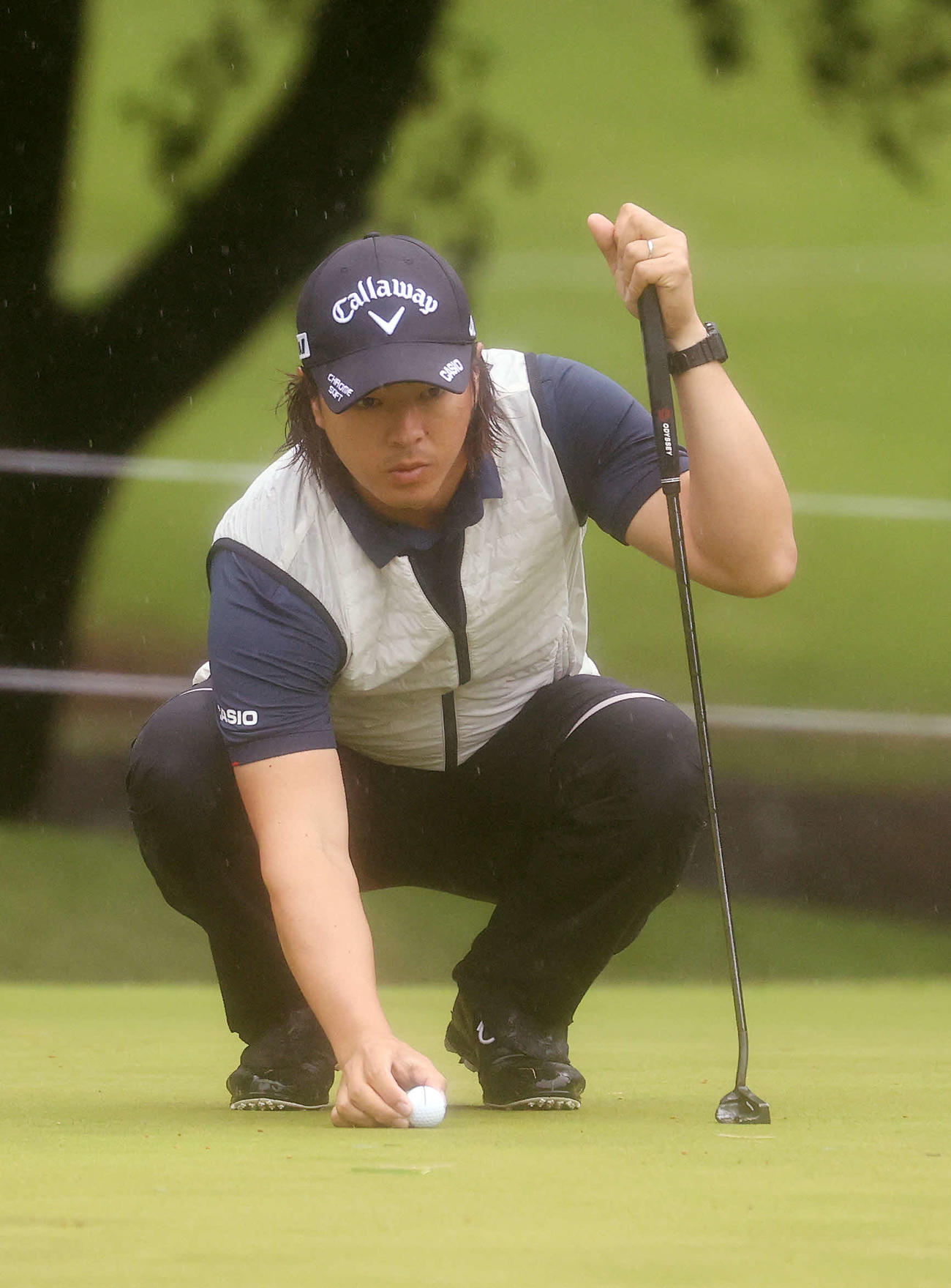 1番、ラインを読む石川（撮影・鈴木正人）