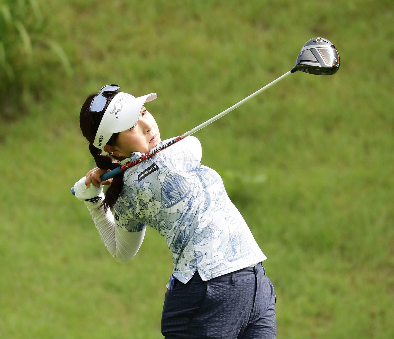 2番、ティーショットを放つ青木瀬令奈（撮影・丹羽敏通）