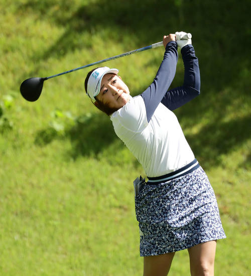 2番、ティーショットを放つ高木優奈（撮影・丹羽敏通）
