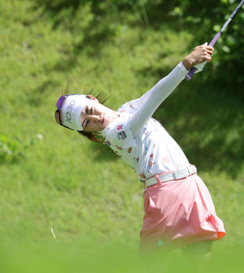 2番、ティーショットを放つ安田祐香（撮影・丹羽敏通）