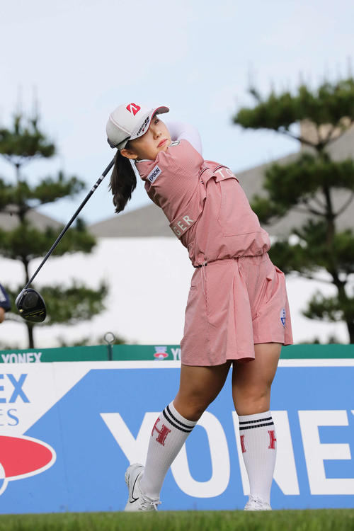1番、ティーショットを放つ吉田優利（撮影・丹羽敏通）