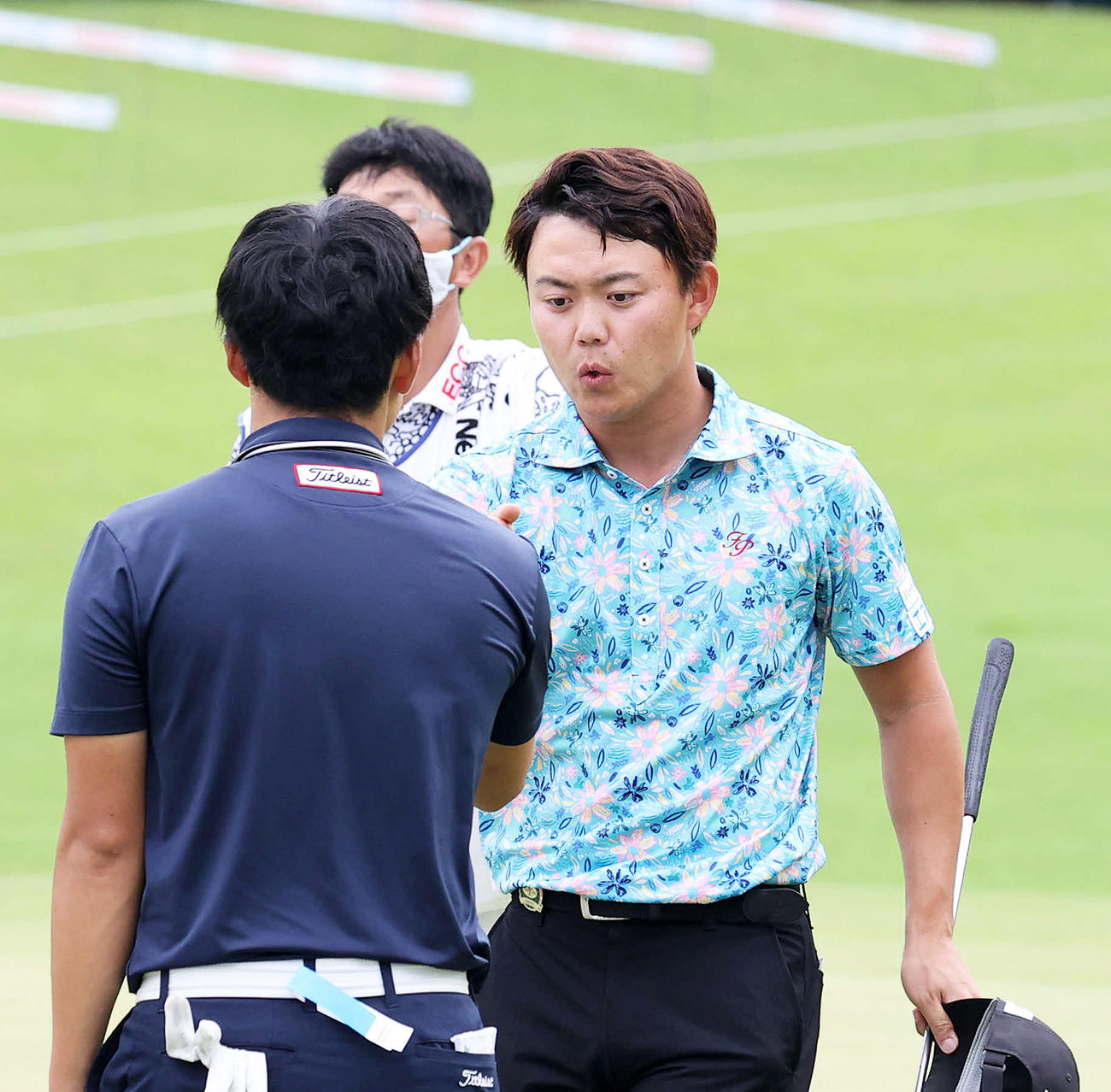 18番を終え古川（左）とグータッチする木下（撮影・鈴木正人）