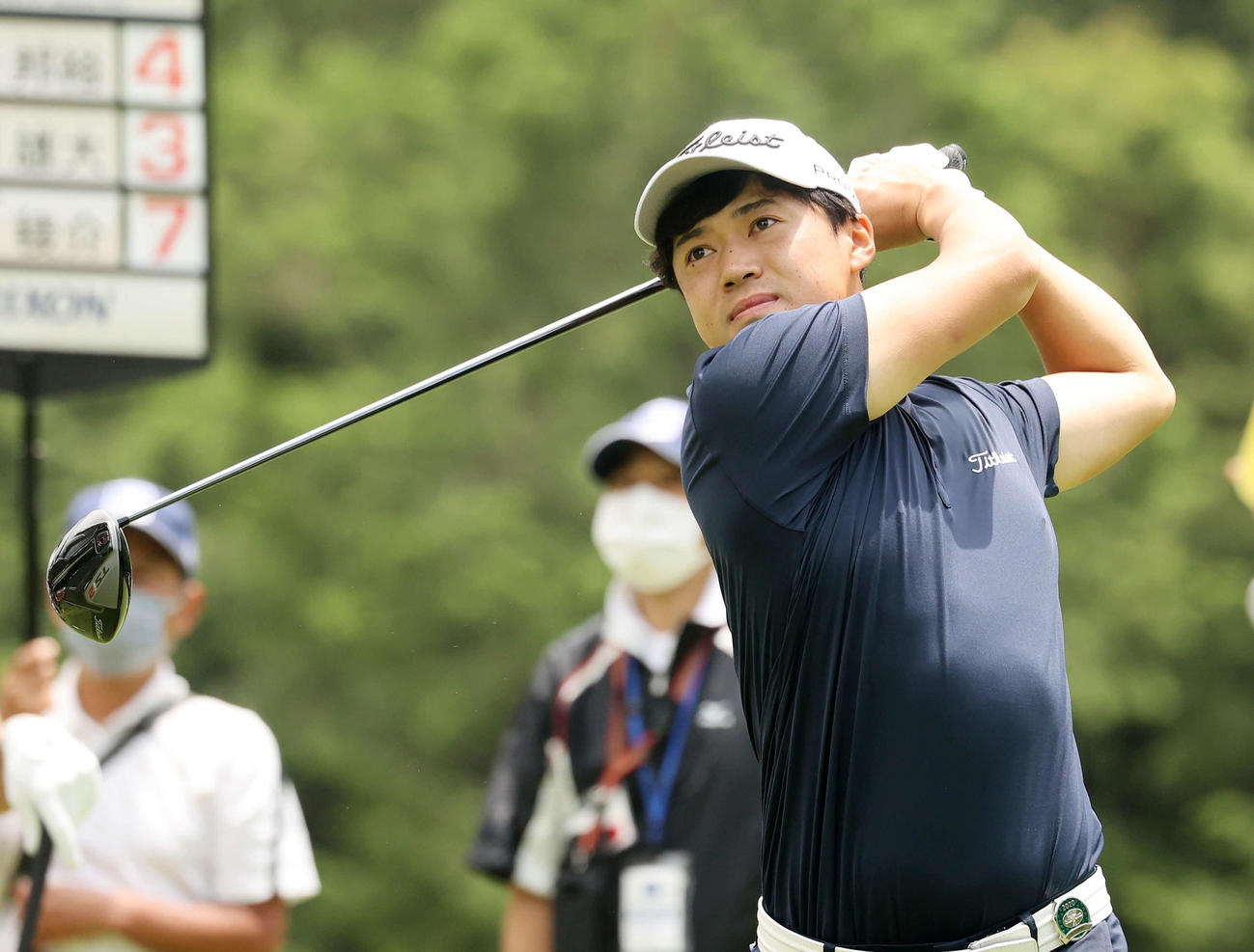 2番、ティーショットを放つ古川（撮影・鈴木正人）