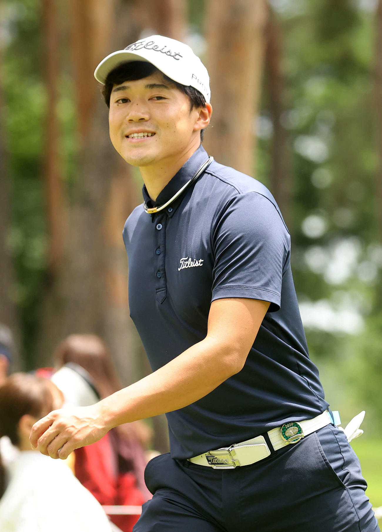 2番、ティーショット後、笑顔を見せる古川（撮影・鈴木正人）