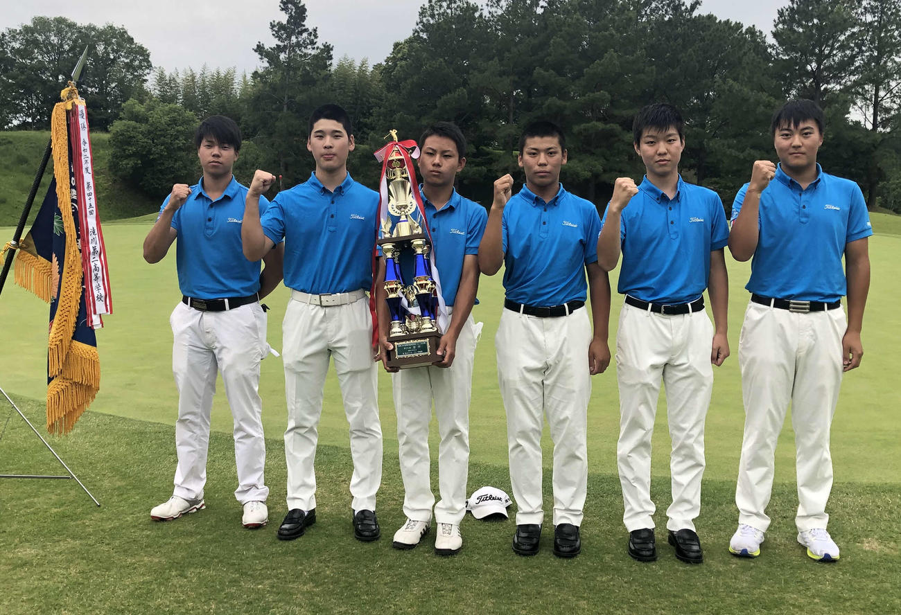 関西高校団体男子の部で優勝した興国