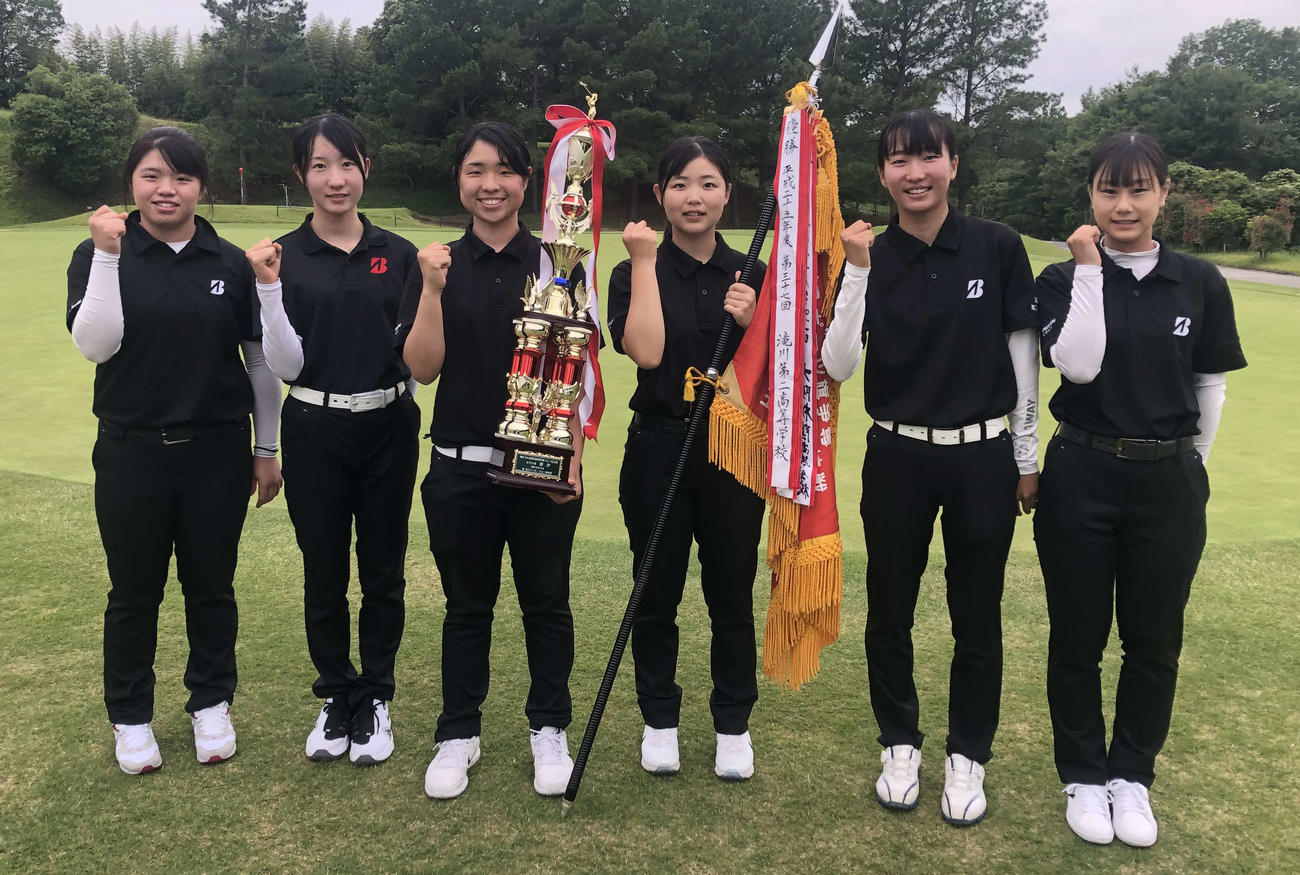 関西高校団体女子の部で優勝した滝川二