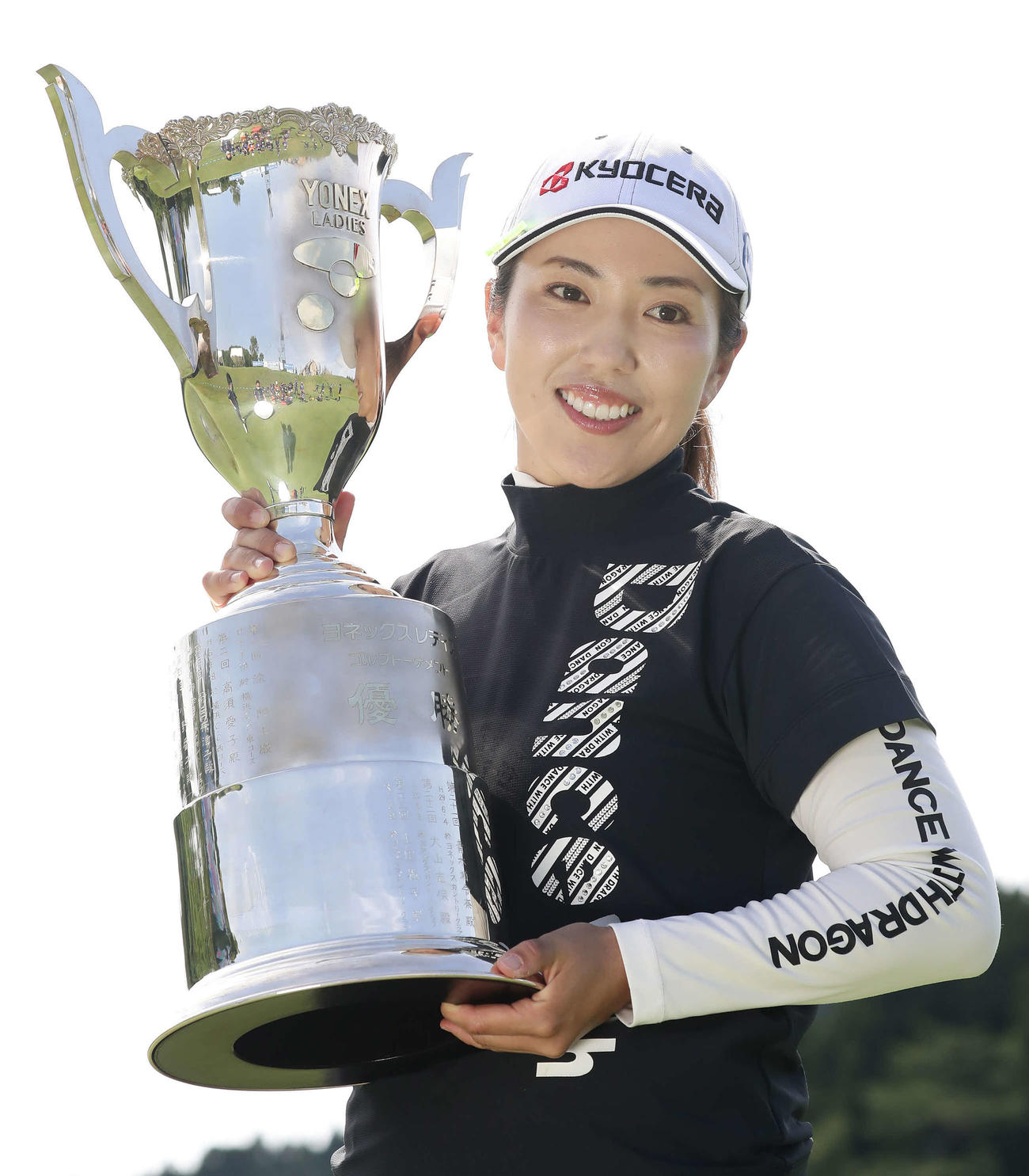 5年ぶりの優勝を果たし、優勝杯を掲げる笠りつ子（撮影・丹羽敏通）