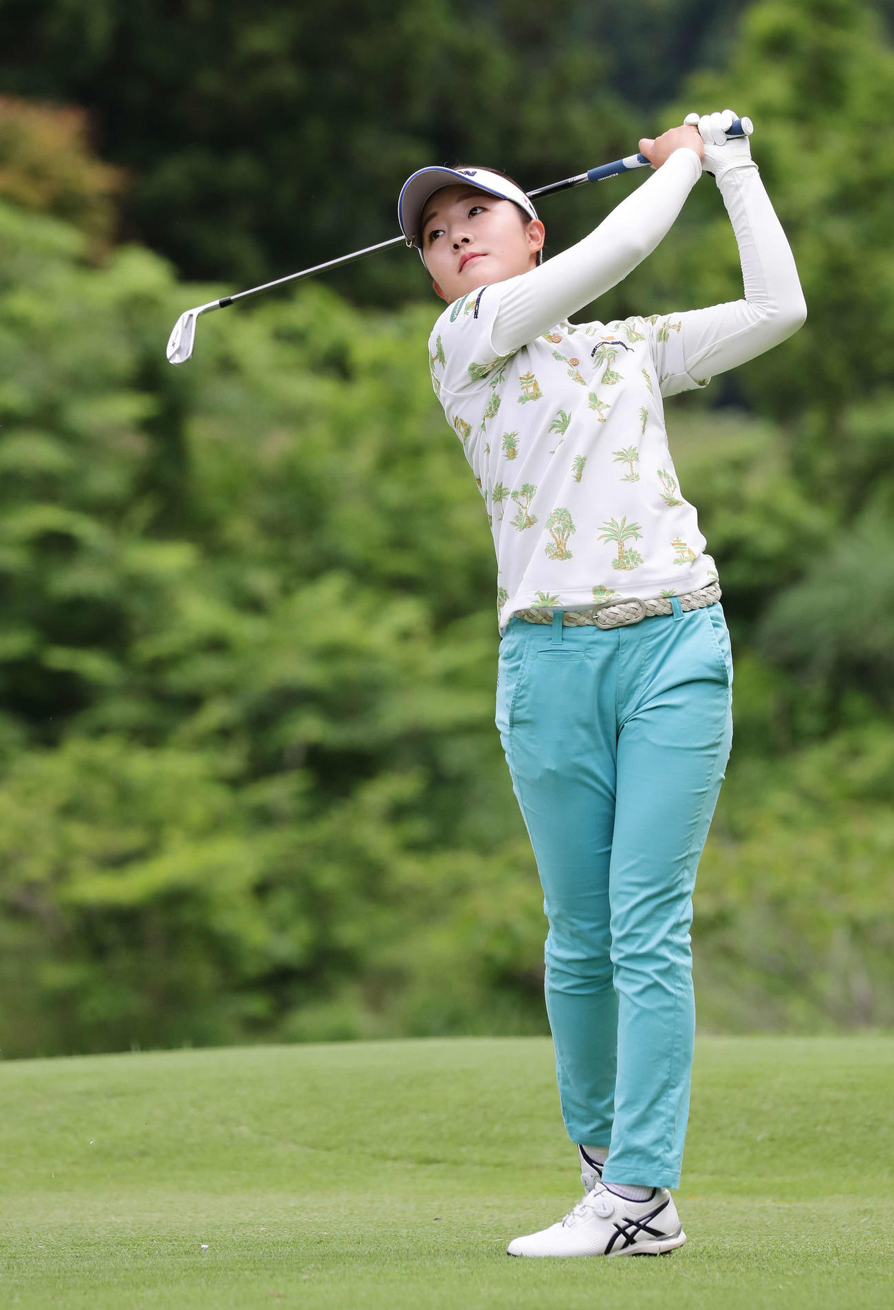 3番ショート、ティーショットを放つ岸部桃子（撮影・丹羽敏通）
