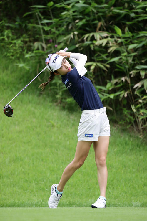 2番、ティーショットを放つ安田祐香（撮影・丹羽敏通）