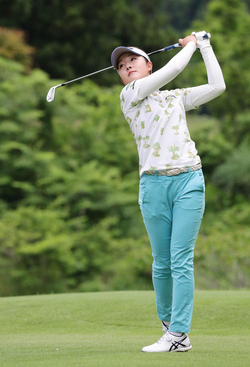 3番ショート、ティーショットを放つ岸部桃子（撮影・丹羽敏通）