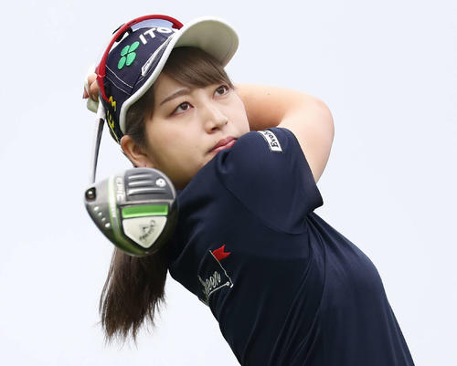 1番、ティーショットを放つ田辺ひかり（撮影・丹羽敏通）