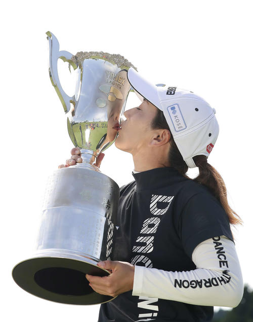 5年ぶりの優勝を果たし、優勝杯に口づけする笠りつ子（撮影・丹羽敏通）