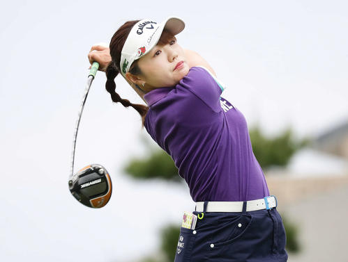1番、ティーショットを放つ広田真優（撮影・丹羽敏通）