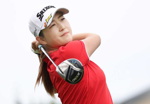 1番、ティーショットを放つ新海美優（撮影・丹羽敏通）