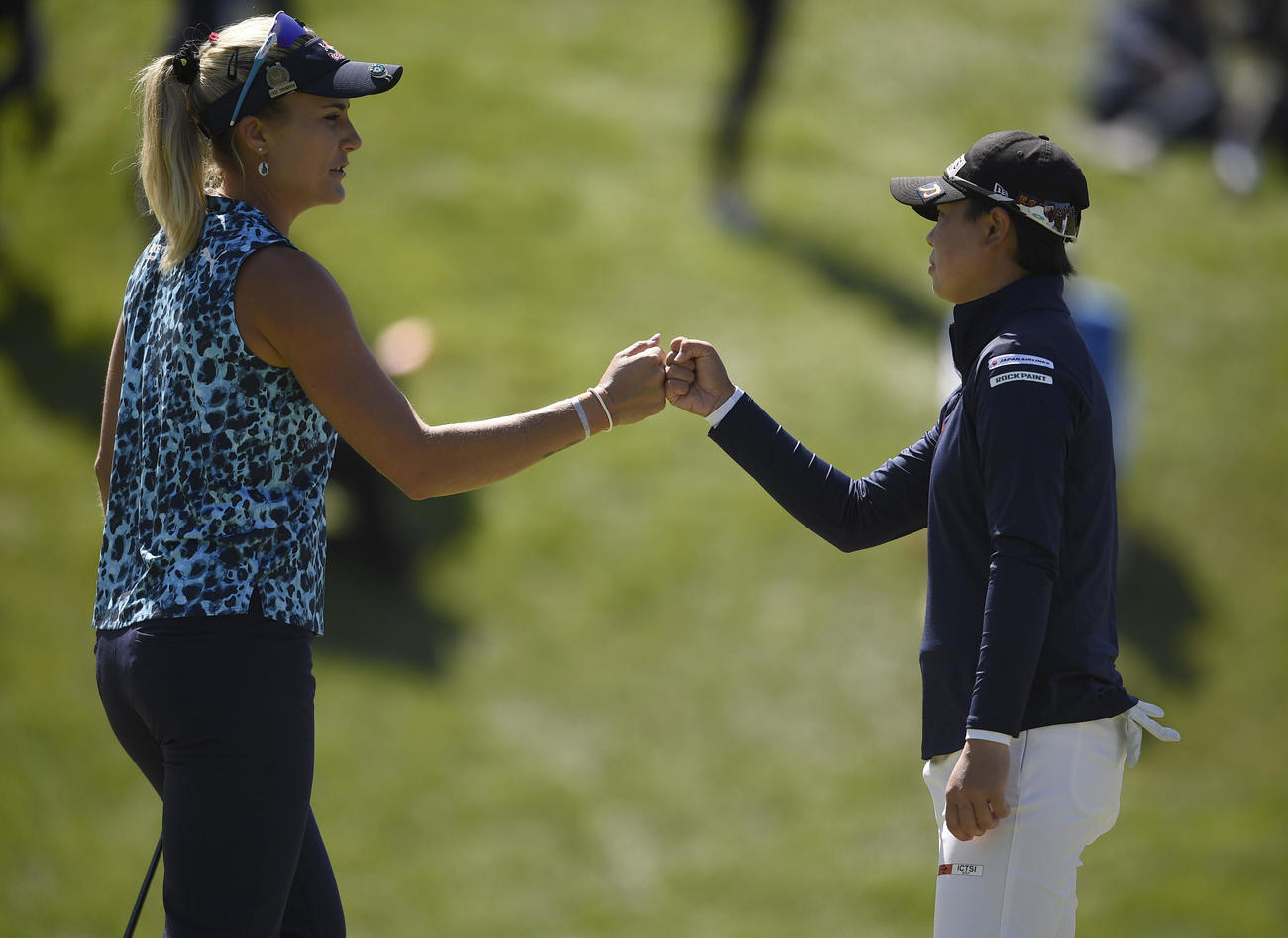 18番を終え、トンプソンとたたえ合う笹生（ロイター）