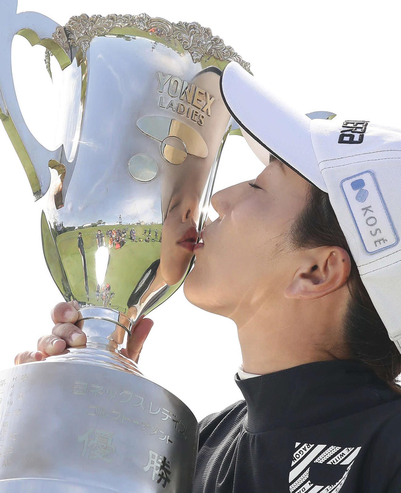 5年ぶりの優勝を果たし、優勝杯に口づけする笠りつ子（撮影・丹羽敏通）