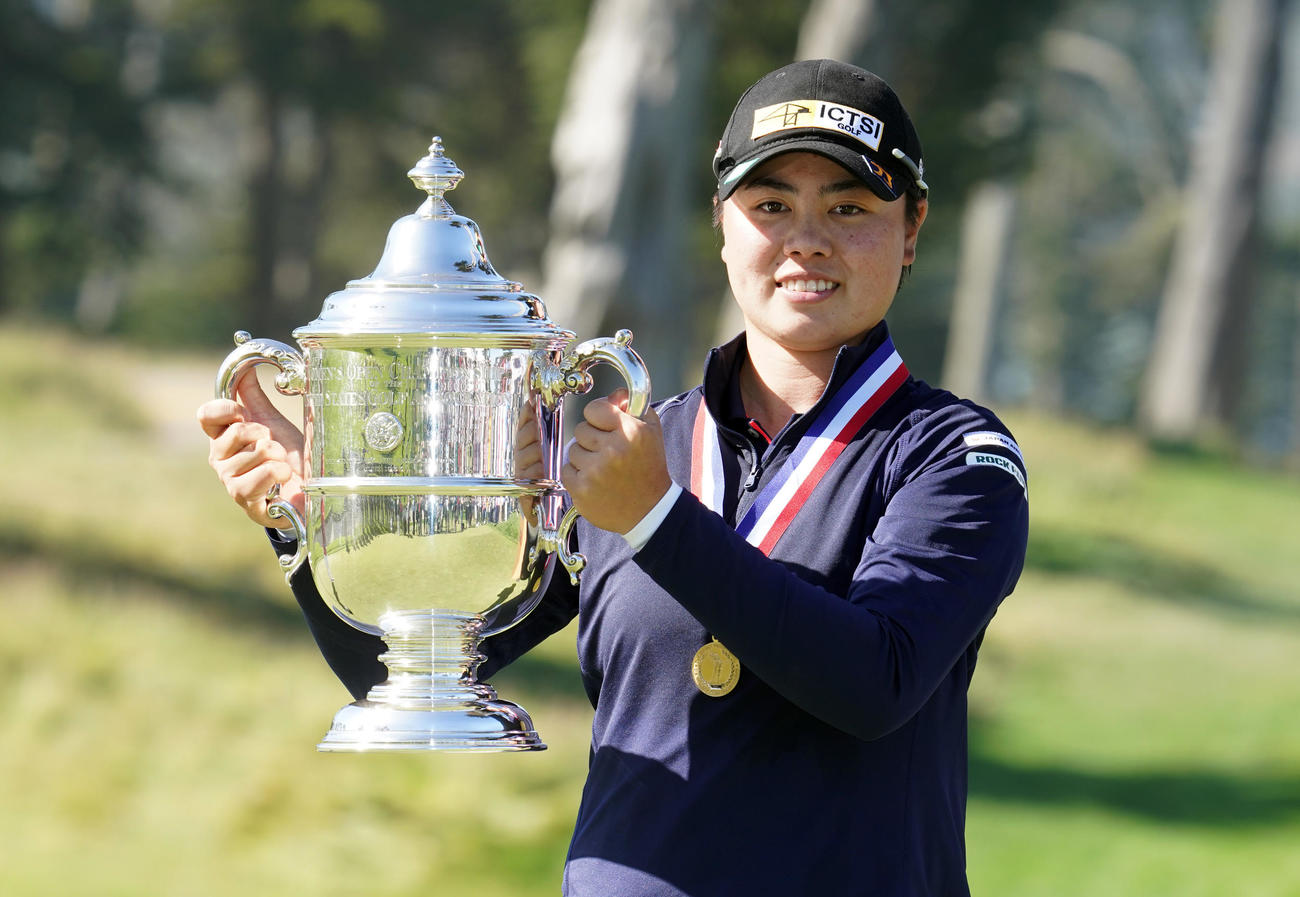 ゴルフの全米女子オープン選手権を制し、メジャー初優勝を果たした笹生優花は自ら優勝トロフィーを掲げる（ロイター）