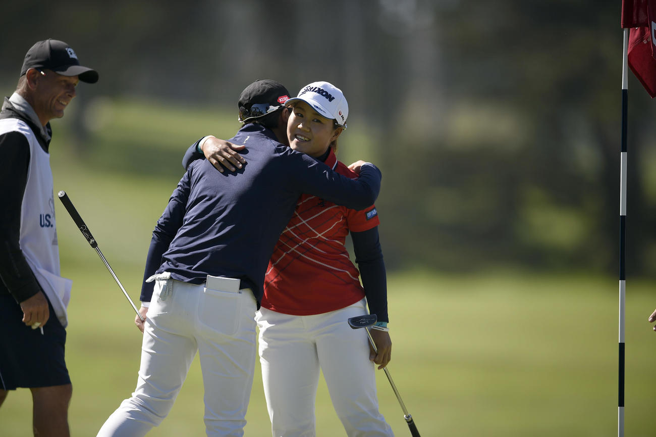 全米女子オープン　プレーオフを制し優勝した笹生優花（左）は畑岡奈紗を抱き締める（ロイター＝-USA TODAY Sports）