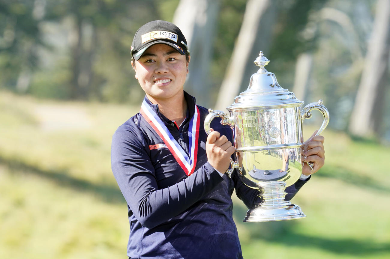 全米女子オープン選手権を制し、メジャー初優勝を果たした笹生優花は自ら優勝トロフィーを掲げる（ロイター）