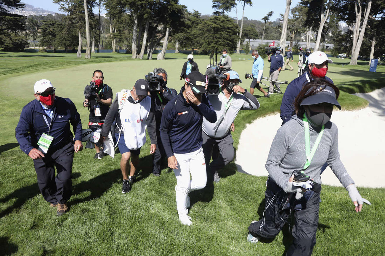メジャー初優勝を果たし、感極まって手で顔を覆いながら引き揚げる笹生（中央）（AP）