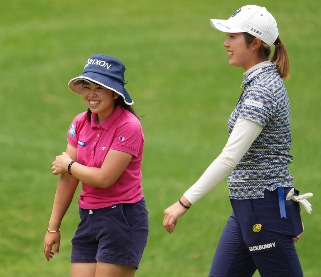 宮里藍サントリーレディスオープン練習日　練習ラウンドを行う山下美夢有（左）と大里桃子（撮影・清水貴仁）