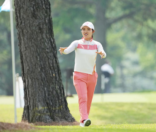 宮里藍サントリーレディスオープン練習日　練習ラウンドを行う古江彩佳（撮影・清水貴仁）