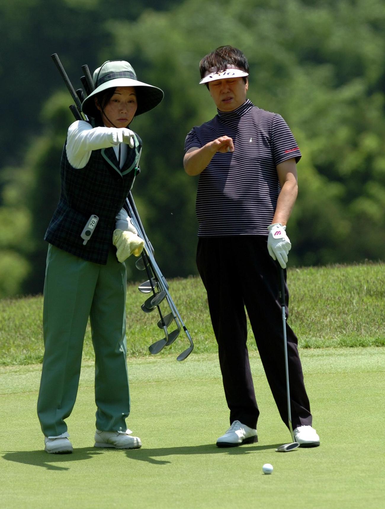 06年6月、リゾートトラストレディースプロアマ　プロアマ大会に参加した樋口久子LPGA会長は、キャディーと芝を読む