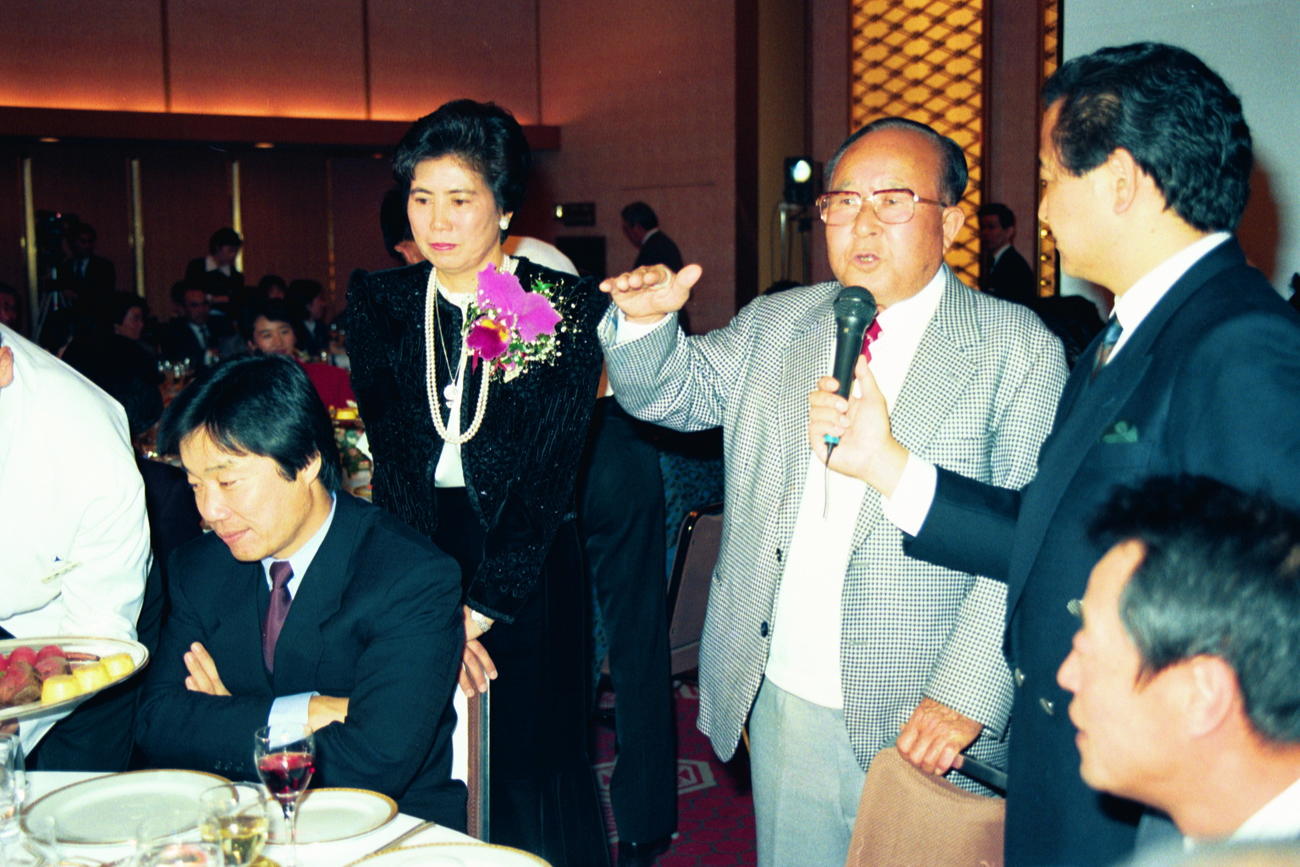 樋口久子と中村寅吉（中央）