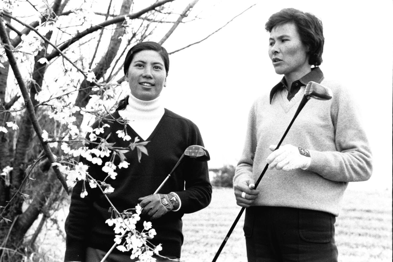 76年4月、ワールドレディース練習日　樋口久子（左）と佐々木マサ子