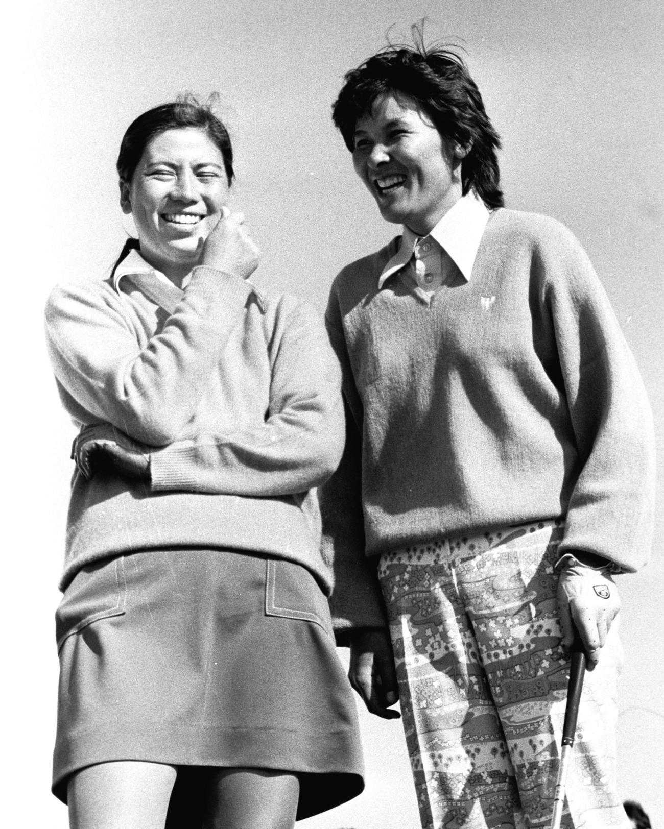 74年10月、佐々木マサ子（右）とのツーショット