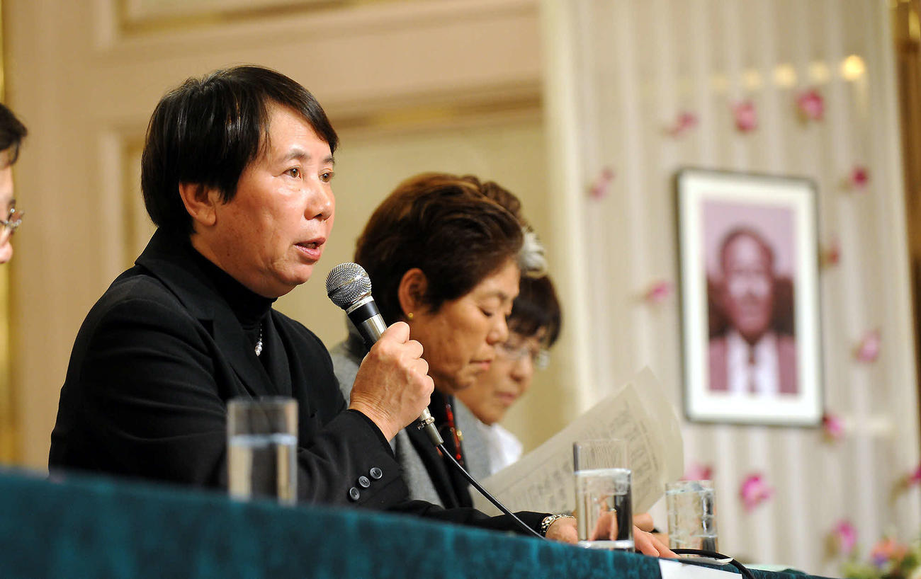 08年2月、故中村寅吉氏の遺影の飾られたLPGA総会会場で会見する樋口久子会長