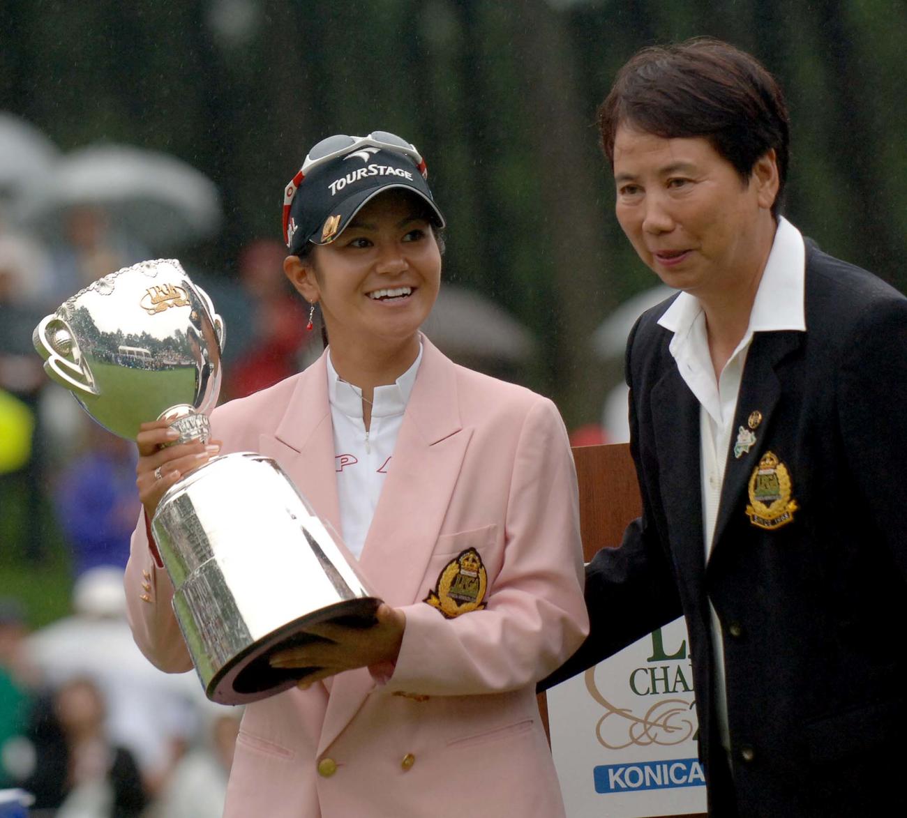 06年9月、全日本女子プロ最終日　樋口久子会長（右）から優勝を祝福される宮里藍