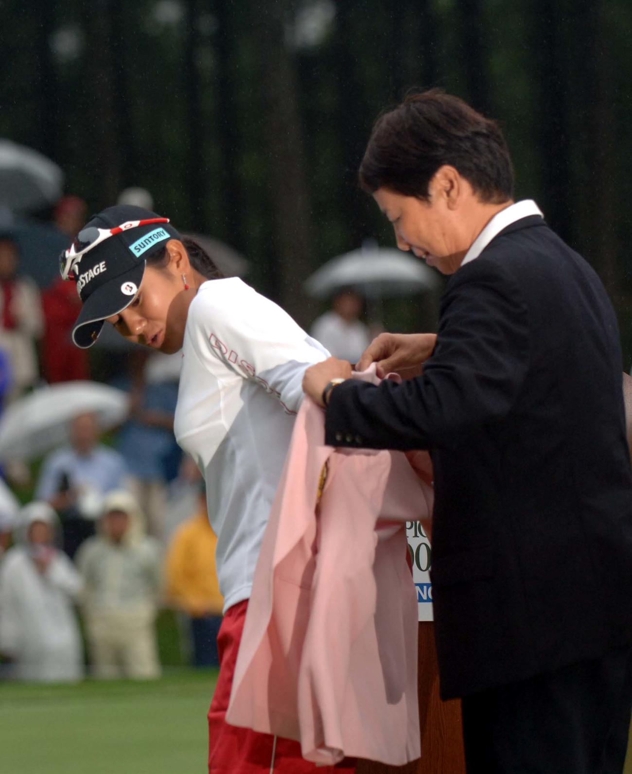 06年9月、全日本女子プロ最終日　樋口久子会長（右）から優勝ブレザーを着させてもらう宮里藍