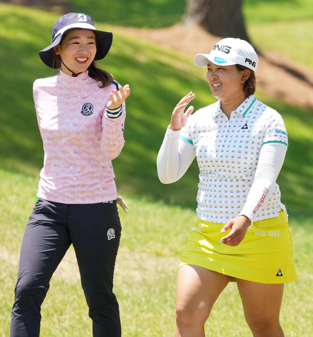 宮里藍サントリー・レディースオープン練習日　練習ラウンドを終え笑顔で話す鈴木愛（右）と松田鈴英（撮影・清水貴仁）