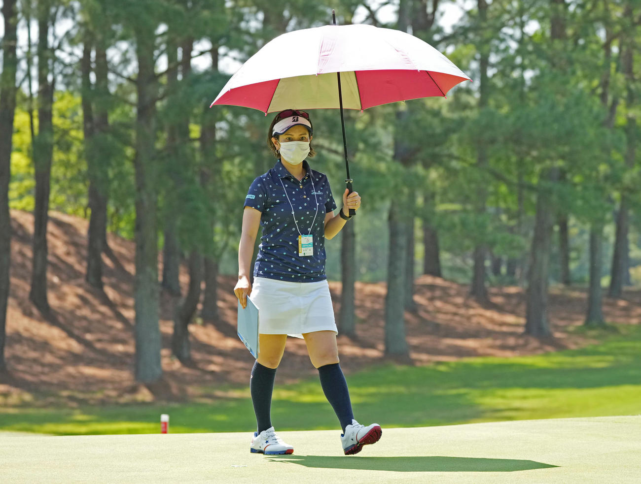 宮里藍サントリーレディスオープン練習日　使用グリーンを確認する宮里藍大会アンバサダー（撮影・清水貴仁）