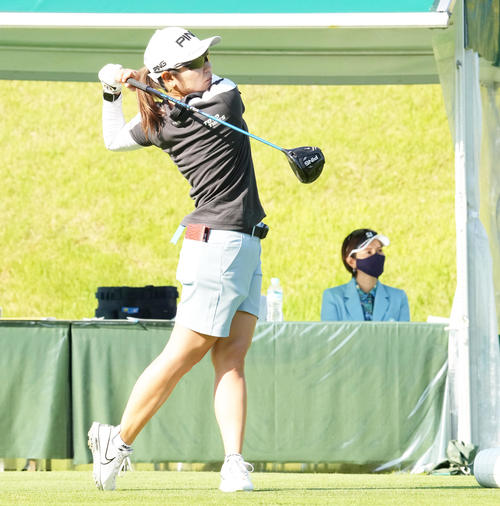 宮里藍サントリーレディスオープン第1日　10番、ティーショットを放つ比嘉真美子、右は宮里藍大会アンバサダー（撮影・清水貴仁）