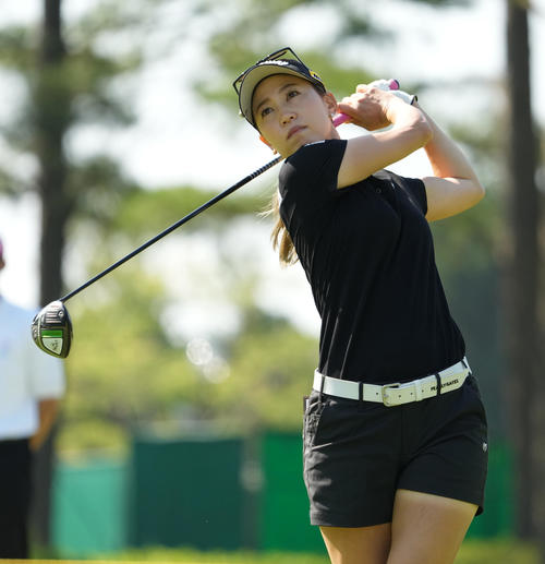 宮里藍サントリーレディスオープン第1日　10番、ティーショットを放つ上田桃子（撮影・清水貴仁）