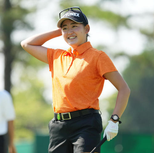 宮里藍サントリーレディスオープン第1日　10番、ティーショットを放つアマチュアの岩井千怜（撮影・清水貴仁）