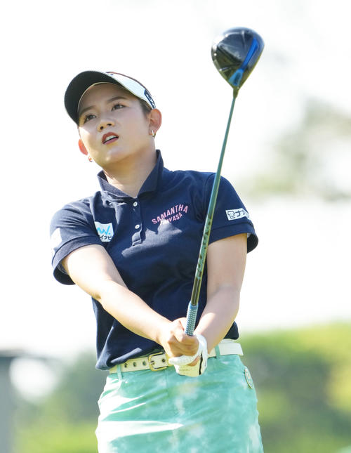 宮里藍サントリーレディスオープン第1日　10番、ティーショットを放つ吉本ひかる（撮影・清水貴仁）