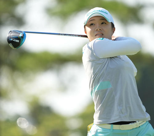 宮里藍サントリーレディスオープン第1日　10番、ティーショットを放つ永峰咲希（撮影・清水貴仁）