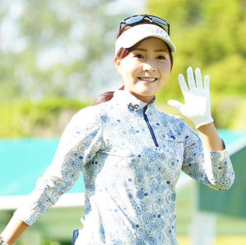 宮里藍サントリーレディスオープン第1日　10番、ティーショットを放つ青木瀬令奈（撮影・清水貴仁）