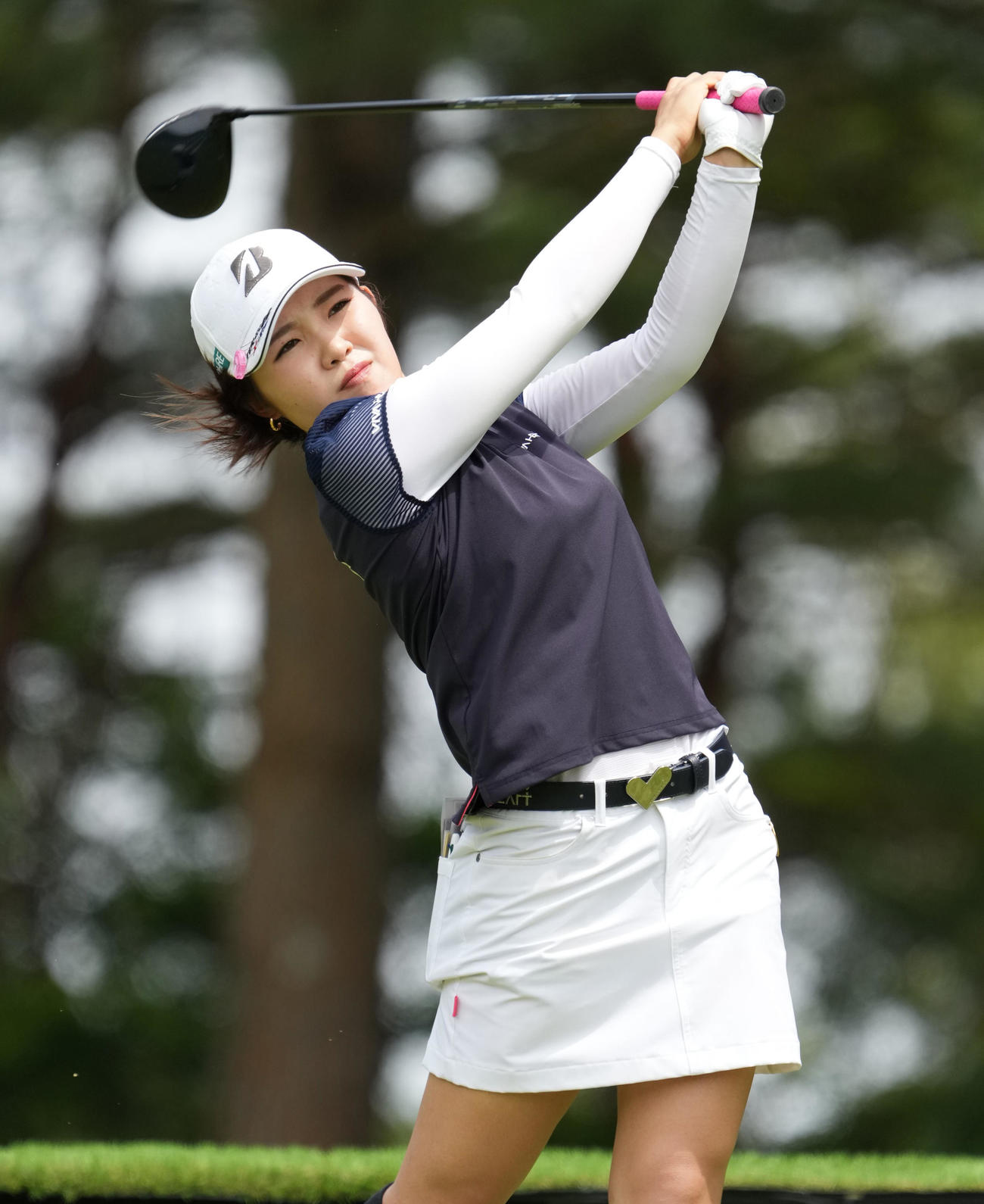 宮里藍サントリー・レディース第2日　5番、ティーショットを放つ古江彩佳（撮影・清水貴仁）