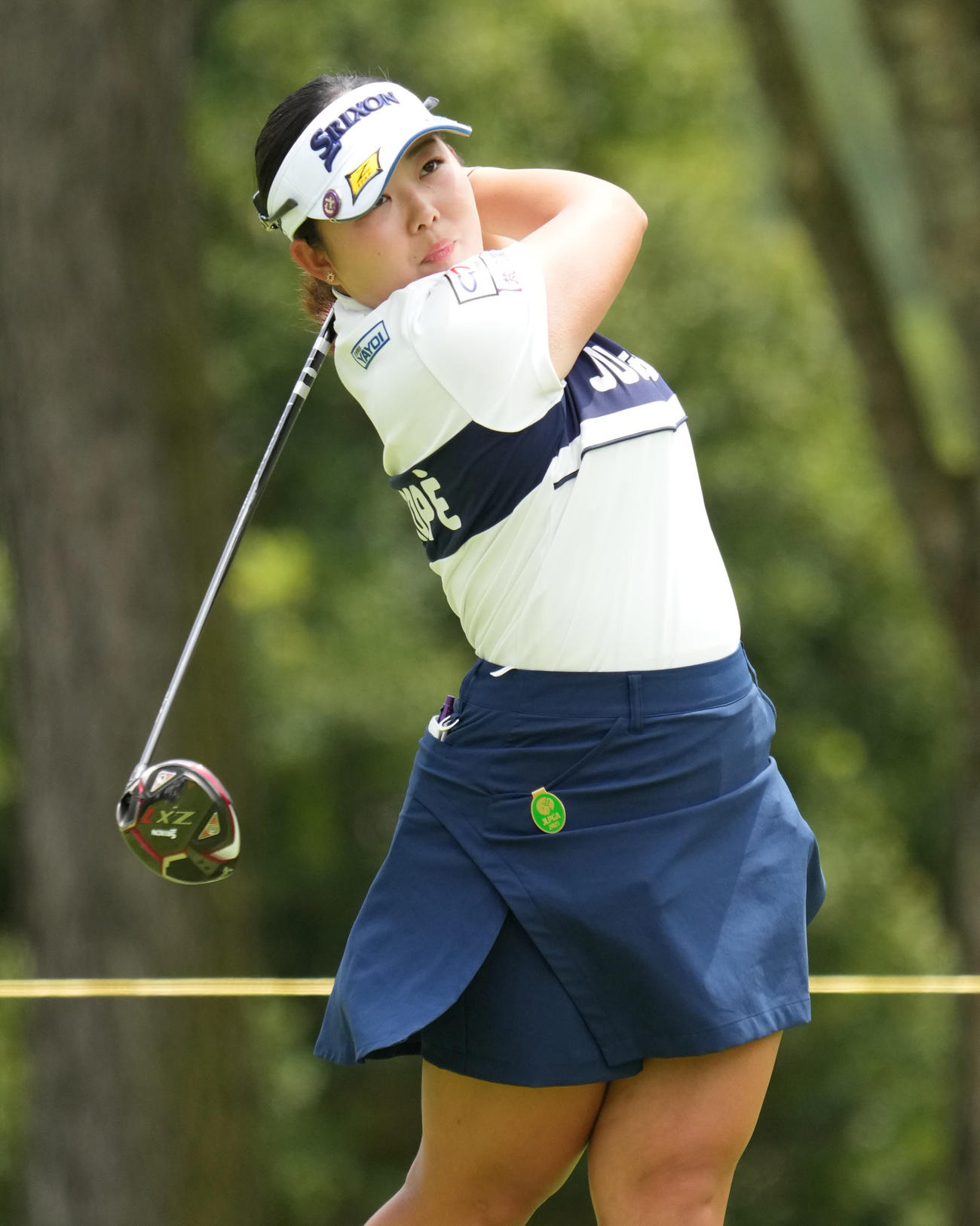 1番、ティーショットを放つ浅井咲希（撮影・清水貴仁）