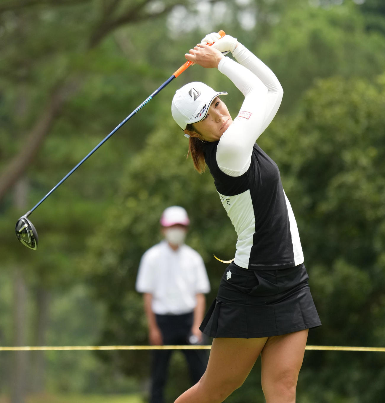 1番、ティーショットを放つ渡辺彩香（撮影・清水貴仁）