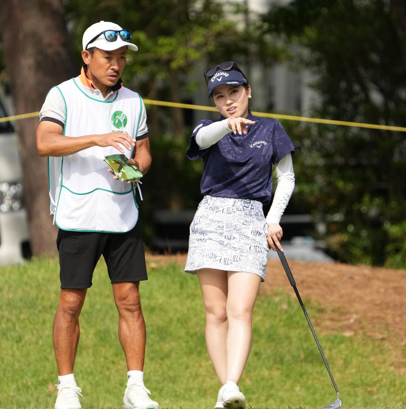 宮里藍サントリー・レディース第2日　12番、グリーン上でラインを読む西村優菜（撮影・清水貴仁）