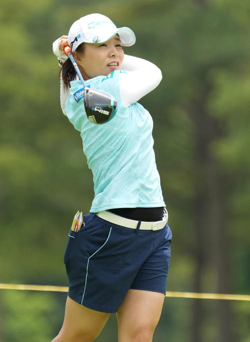 1番、ティーショットを放つ永峰咲希（撮影・清水貴仁）