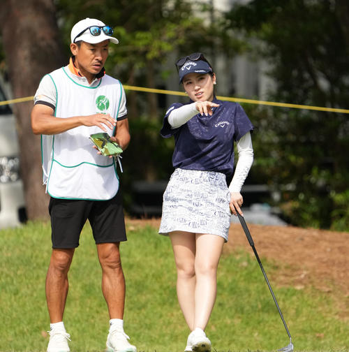 宮里藍サントリー・レディース第2日　12番、グリーン上でラインを読む西村優菜（撮影・清水貴仁）